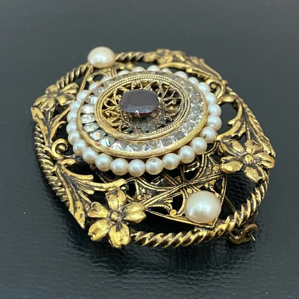 Vintage Unsigned Filigree Garnet Birthstone Faux Pearl Ornate Gold-tone Brooch - Picture 4 of 12